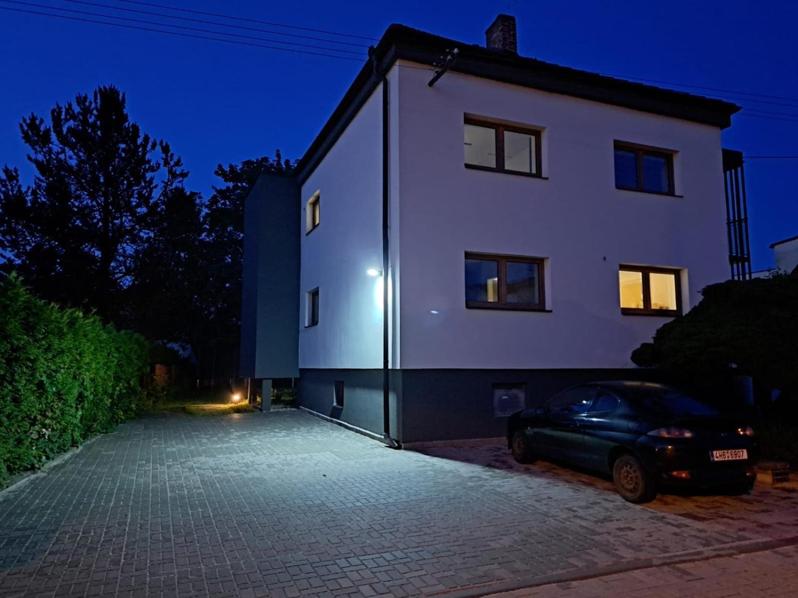 Vila Vekose - Apartman S Terasou A Zahradou Градец-Кралове Экстерьер фото
